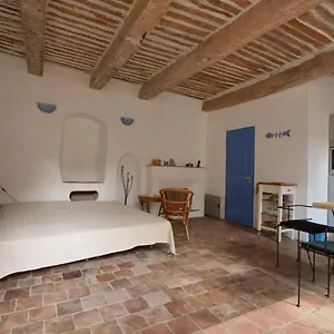 https://studio-de-la-chemine-et-studio-de-la-place.fr-provencehotel.com